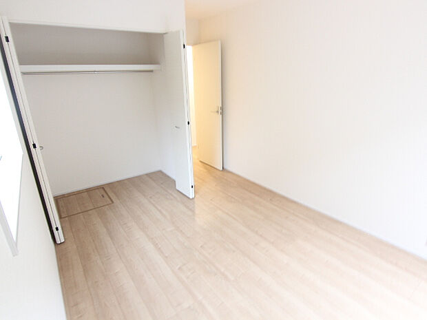 【LDK15.75帖上部　2号棟】～LDK～吹抜や大きな窓からの陽光が暮らしを明るく照らす広々リビングは自然と家族の笑顔が集まります。