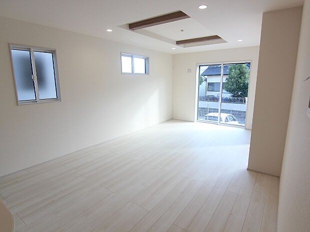 【LDK18.75帖　1号棟】～くつろぎのLDK～家族団らんの時間も増えそうな、日当たり良好＆くつろぎのLDK♪家具も置きやすく開放的です。