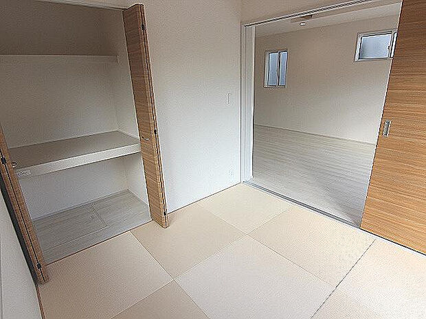 【タタミコーナー4.5帖　1号棟】～癒し時間の和室～寝転がって本を読んだりお昼寝したり、家族でごろんとくつろげる空間です。