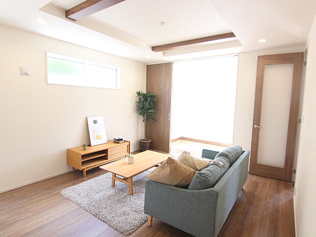 【LDK20帖（※パントリー含）　2号棟】折上天井であえて梁を出すことによって、縦に広々と開放感のある心地良い空間を演出してくれます。※家具付き物件ではございません。