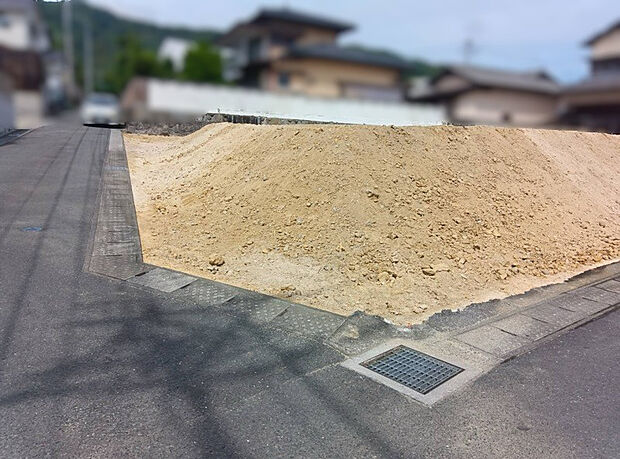 【現地写真】撮影時期:2026年6月中旬完成予定:2026年11月中旬接道状況:南4.0m公道、東3.8m公道