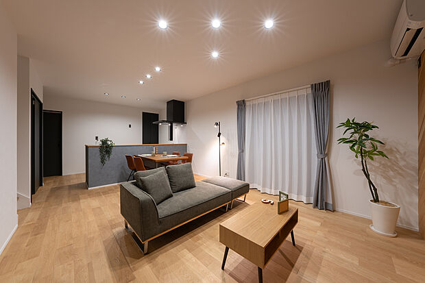 LDK|掃き出し窓を設置して、東側からの自然採光を考慮する事で、 部屋全体が明るい住空間。