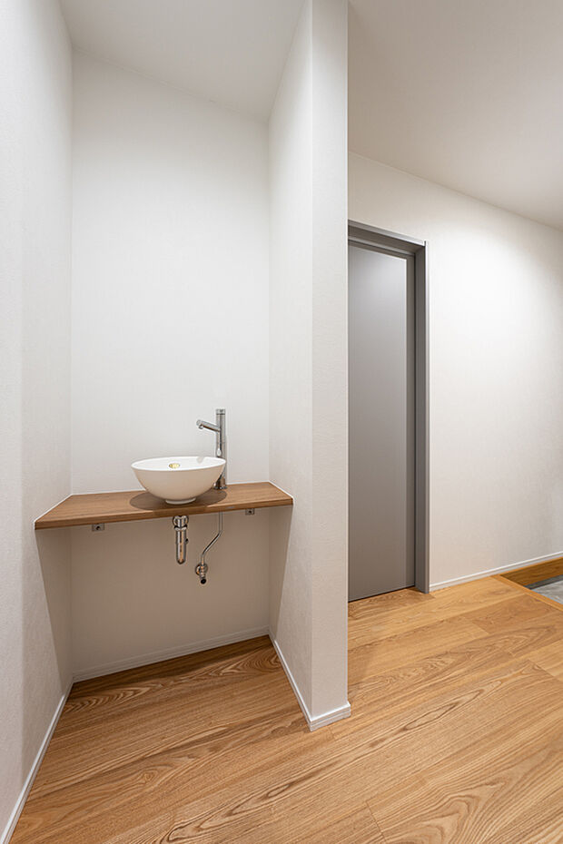 帰宅して直ぐに手を洗える動線を考慮。感染症対策や衛生面を考え、汚れや花粉などを入室前に洗い流す設計。