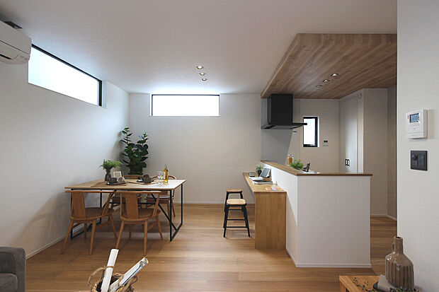 ＬＤＫの床材はオーク（ナラ）材を施し木目の美しさや耐久性、 硬さに特長があり、幅広タイプなので重厚感があり、天井は2.5ｍとして ゆったりとくつろげるＬＤＫに仕上げました。