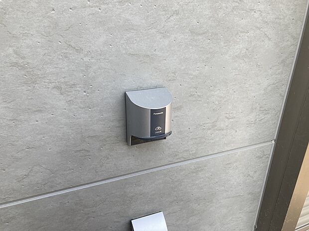 【EVコンセント(電気自動車用コンセント)】自宅で充電できるため、外出先での充電の手間を軽減できます。 将来的なEV普及にも対応し、資産価値の向上にもつながります。