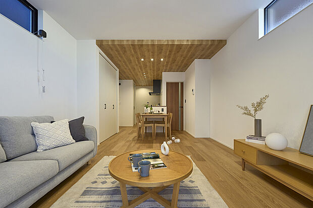 【LDK】リビングからキッチンまでの間取りをストレート設計にする事で、家族みんなが一体として暮らせるように考慮しました。