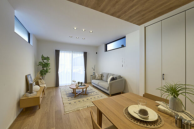 【LDK】掃き出し窓を設置して、東側からの自然採光を考慮する事で、部屋全体が明るい住空間。