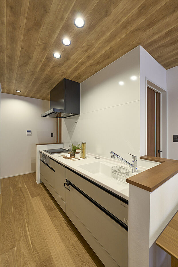 【キッチン】タカラスタンダードのOFELIA（オフェリア）を採用。高圧メラミン扉面材となっており、高い強度や汚れの強さ、水にも強い性質を持っております。