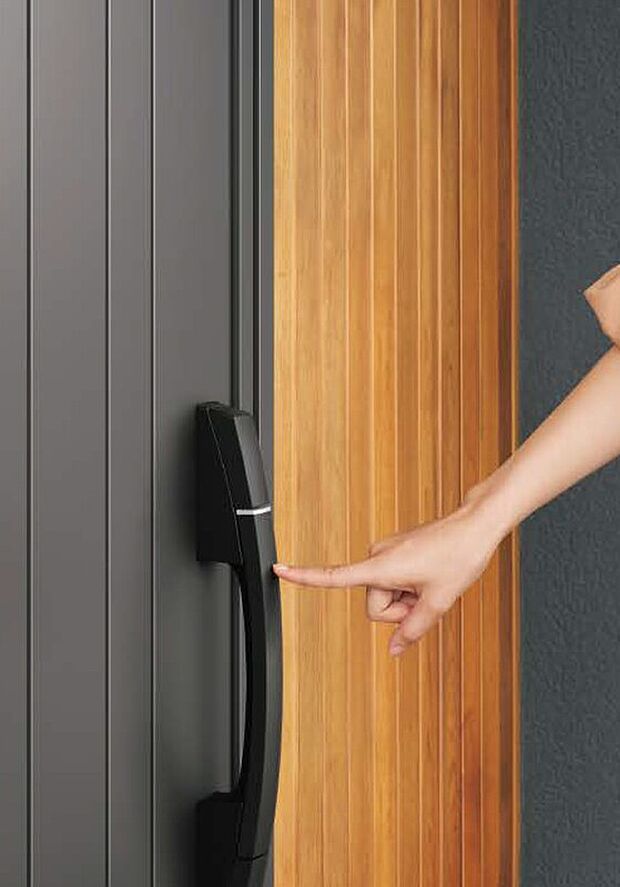 【玄関スマートコントロールキー】リモコンキーを持っていれば、ドアハンドルのボタンを押すだけで施解錠でき、さらにタグキーがカギになるので、毎日の出入りがとても快適になります。