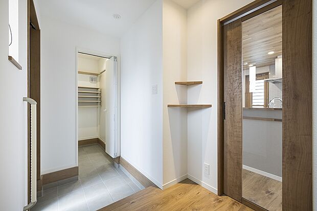 【玄関/35号地モデルハウス】
玄関～SIC～洗面室～LDKがぐるっと繋がる、回遊動線。来客と家族の動線を分けることができ、玄関スペースをすっきりと保つことができます。