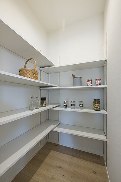 【パントリー/6号地モデルハウス】
キッチン横にある大容量のパントリーです。使い勝手の良い可動棚付きで、空間を有効に使えます。食品や日用品、防災用品などの保管にも便利です。
