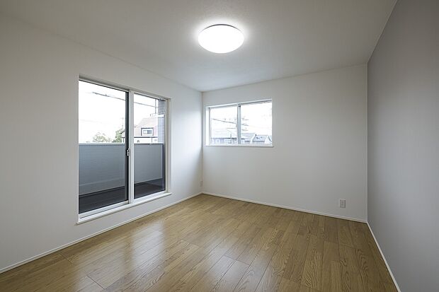 【2階約7帖洋室/1号地モデルハウス】2階には3洋室があり、全居室多面採光×収納を備えています。南東側の洋室は、約7帖の広さがあり約3帖のWIC付き。バルコニーに面し、主寝室にもピッタリです。