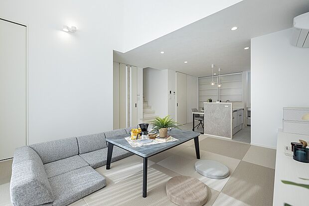 【1階約19.39帖LDK/当社施工例】家族みんなが長い時間を過ごすリビングは、開放的な吹抜に。小上がりの畳リビングで足を伸ばして寛げます。/建物価格2761.1万円、建物面積96.47m2、3LDK