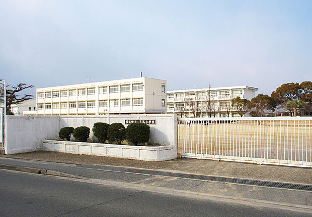 【子育て環境やサポート充実の稲美町】天満小学校へ徒歩11分~12分!700名弱の児童が在籍する小学校です。低学年のお子様にも通いやすい立地で、朝の時間や放課後の時間を有意義にお過ごしいただけます。