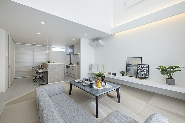 【1階約19.39帖LDK/当社施工例】洋の空間に溶け込むスタイリッシュな畳リビング。吹抜の開放感に包まれながら足を伸ばして寛ぎタイムを。/建物価格2761.1万円、建物面積96.47m2、3LDK