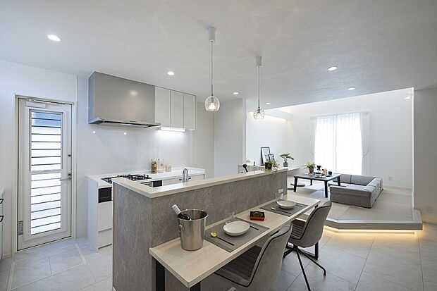 【1階キッチン/当社施工例】お料理が捗るII型アイランドキッチン。キッチン前カウンターは、出来立ての料理をスムーズに出すことができます。/建物価格2761.1万円、建物面積96.47m2、3LDK