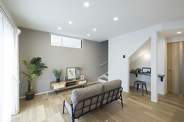 【1階約15.87帖LDK/2号地モデルハウス】2面採光×大きな窓の外はガーデンが広がり、開放感たっぷり。カウンタースペースはお子さまが勉強などで集中でき、対面キッチンからも声が掛けやすい配置です。