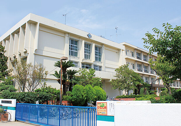 【明石市は子育て支援も充実】遊具やグラウンドで思いっきり遊べる公園をはじめ、幼保や小学校が徒歩10分圏内。医療施設が身近×通学がしやすい距離で、お子さまの健やかな成長や学びをサポート。/清水小学校