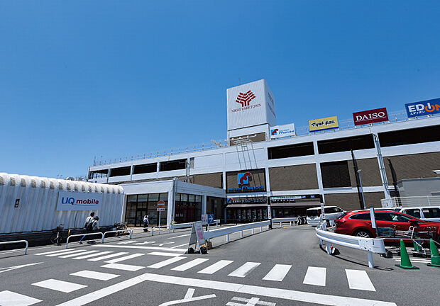 【ニッケパークタウンまで徒歩6分】スーパーやユニクロ等の買い物施設をはじめ、カフェやボウリング場、カラオケなどが揃う大型商業施設が気軽に向かえる距離に。日常使いから休日まで、ご家族揃って楽しめます。