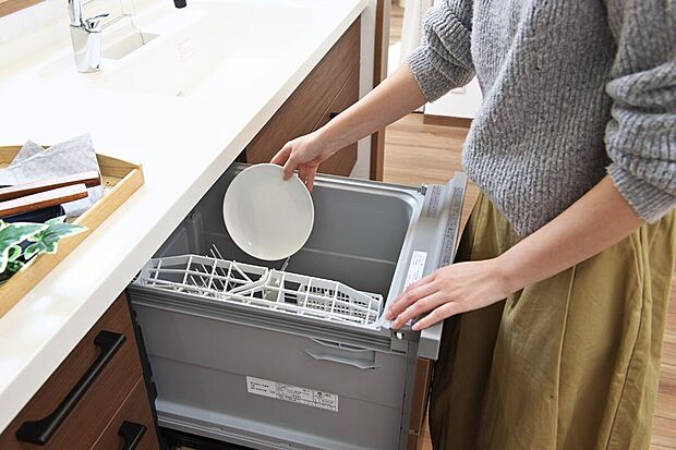 洗浄から乾燥まで自動で行うビルトイン食器洗い乾燥機を装備。食後の片付けにかかる手間を減らし、家族と過ごす時間にゆとりが生まれます。キッチンにすっきり収まり、調理や配膳の動線を妨げにくい便利な設備です。