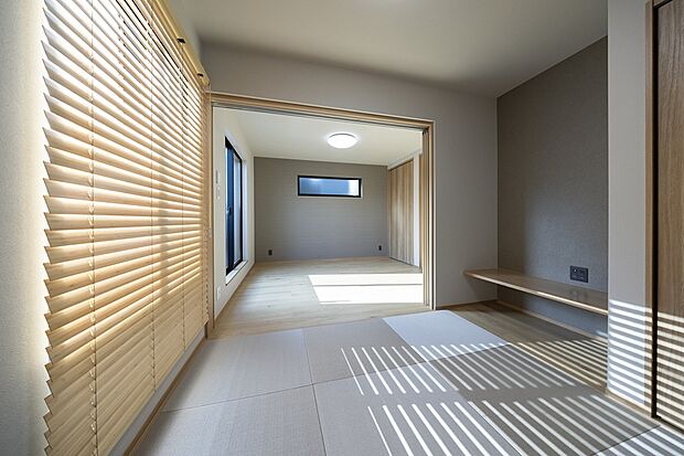 【【2階約6.52帖主寝室、約3.41帖和室/当社施工例】】ベッドを置いて楽な姿勢でお休みいただける洋室と、足触りの良い畳の上でゴロゴロと寛げる和室が隣接!お好みのスタイルで寛げる空間です。/建物価格2504.5万円、建物面積95.22m2、4LDK