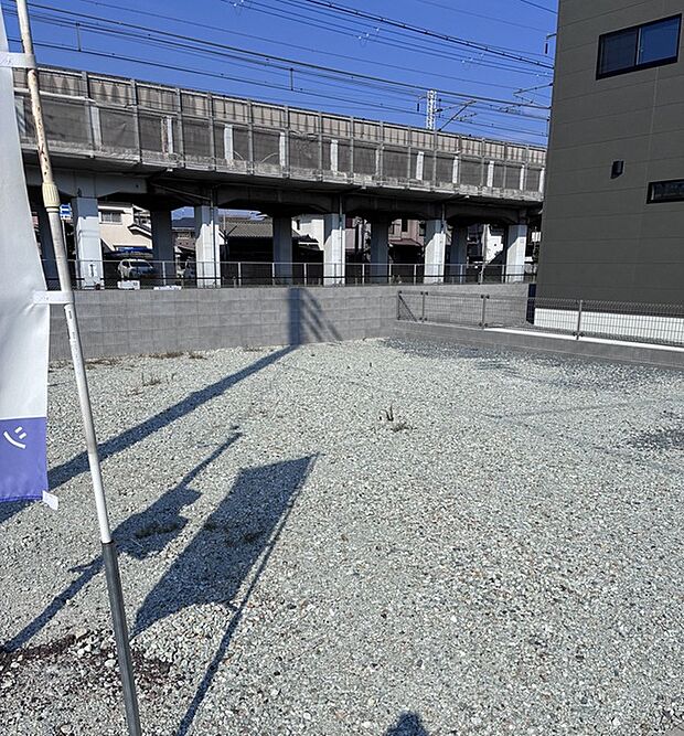 【【現地写真】】ラスト1区画!日当たりのよい角地です。