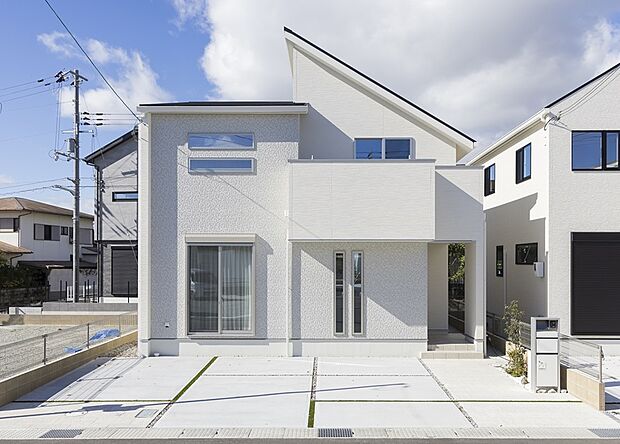 【【外観/3号地モデルハウス】】車3台駐車可能なゆったりとした敷地!お子様のプール遊びやBBQなどを楽しむこともできます。1階FCLやリビング収納、パントリー、約3帖WICなど収納豊富なプランです。