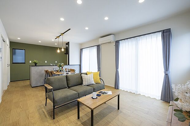 【【1階LDK/当社施工例】】大きな南窓が2箇所あり、たっぷりの陽光が心地よいファミリースペース。視界や光を遮る大きな柱や壁がなく、一体感に包まれます。/建物価格1952.3万円、建物面積91.08m2、3LDK