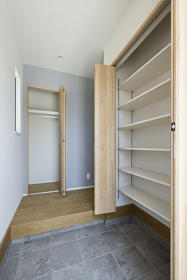 【【1階玄関/2号地モデルハウス】】玄関には大容量のSCとホール収納を備え、お出掛け用品をまとめて保管いただけます。帰宅時にアウターを掛けてからリビングへ向かうことができ、花粉などの邸内への侵入を防ぎます。