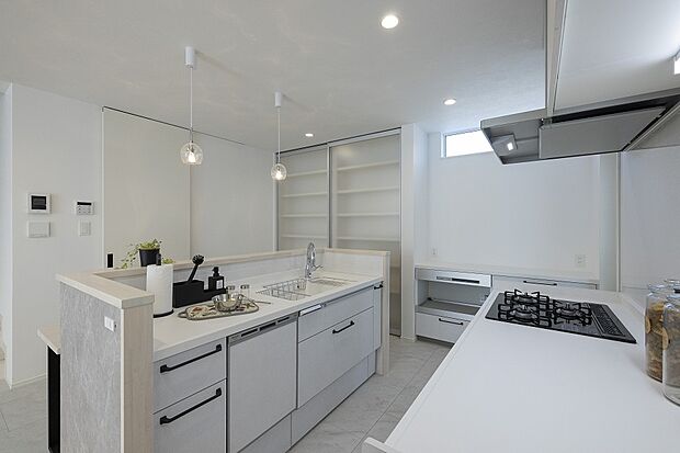 【【1階キッチン/当社施工例】】家事動線を重視したII型アイランドキッチン。コンロとシンクを移動無しで効率よく使用でき、お料理を存分に楽しめる広い作業スペースも魅力です。/建物価格2761.1万円、建物面積96.47m2、3LDK