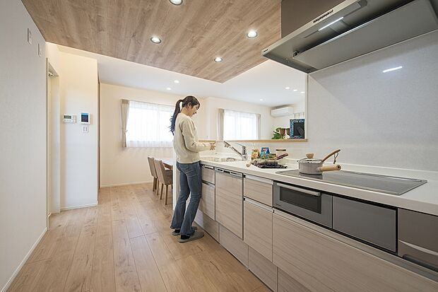 【【1階キッチン/1号地モデルハウス】】ゆとりある広さのキッチンで、ご夫婦・お子様と一緒に調理を楽しむことができそうです。キッチン横のパントリーと洗面所を行き来できます。効率良く家事をこなせる、ぐるりと回遊できる間取りが魅力です◎