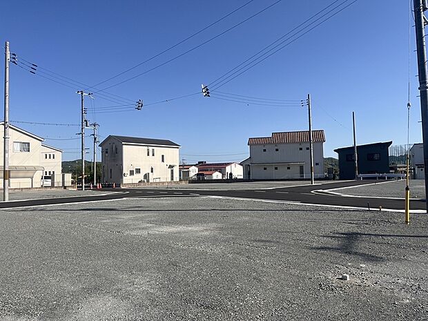 【【現地写真】】全15区画だからこそ叶う、統一感のある美しい街並み。第一種低層住居専用地域に位置し、穏やかな住環境が広がります。敷地内道路は約6mを確保し、車の通行や出入りにも配慮。区画の広さや形状を確認できます。