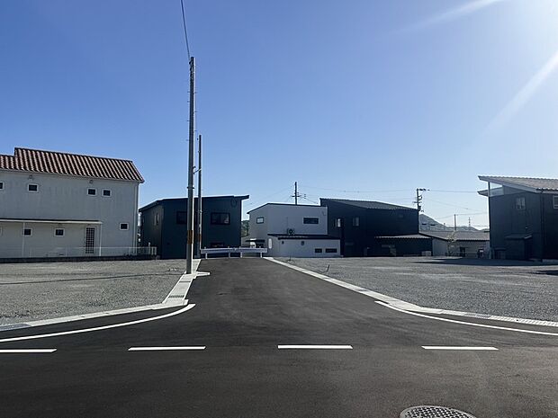 【【現地写真】】全15区画の新しい街並み。分譲地内には約6mの道路を確保し、車の出入りや駐車もスムーズです。整った区画とゆとりある道路幅により、住まいの配置や駐車計画を検討しやすく、暮らしを具体的にイメージできます。
