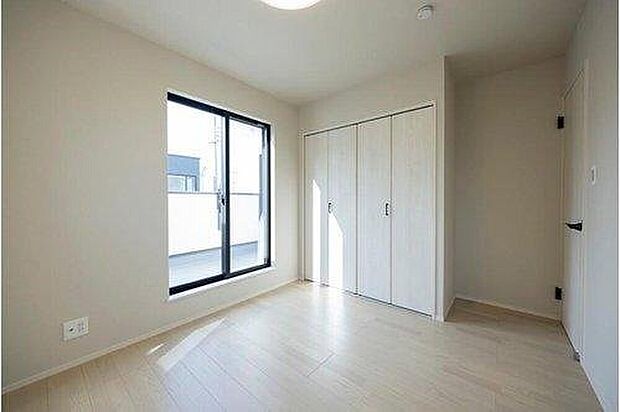 【【2階洋室/当社施工例】】バルコニーに面しており、開放的な洋室です。掃き出し窓から明るい陽光がたっぷりと注ぎ込みます。プライバシー性の高い振り分けタイプの間取りです。プライベート時間もゆったりと寛げます。収納を備えているので、収納家具の設置を最低限に、住空間を広々と有効活用することができます。幅広いインテリアが馴染む、シンプルな内装です。空間づくりを自由に楽しめます。/建物価格2223.7万円、建物面積95.84m2、4LDK