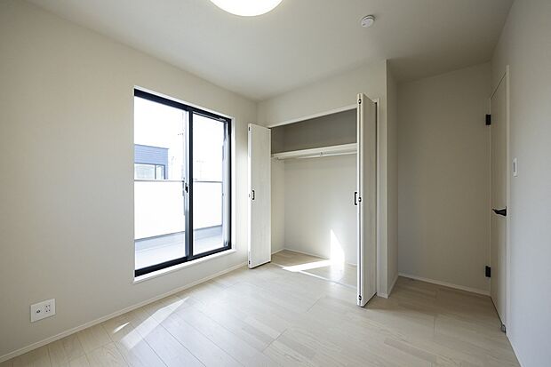 【【2階洋室/当社施工例】】バルコニーに面しており、開放的な洋室です。掃き出し窓から明るい陽光がたっぷりと注ぎ込みます。プライバシー性の高い振り分けタイプの間取りです。プライベート時間もゆったりと寛げます。収納を備えているので、収納家具の設置を最低限に、住空間を広々と有効活用することができます。幅広いインテリアが馴染む、シンプルな内装です。空間づくりを自由に楽しめます。/建物価格2223.7万円、建物面積95.84m2、4LDK