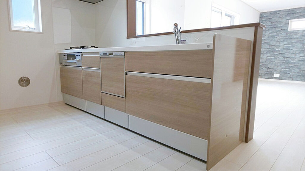 【H号棟：キッチン】シンクやコンロの下は収納豊富なシステムキッチン！食器洗い乾燥機も付いてます。