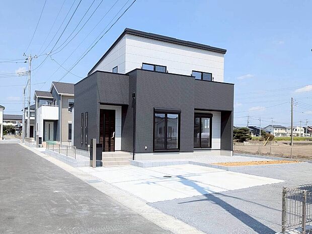 【6号棟:外観】内覧可能です。広々とした駐車スペース付きで、ご家族のライフスタイルにゆとりと快適さを提供します。