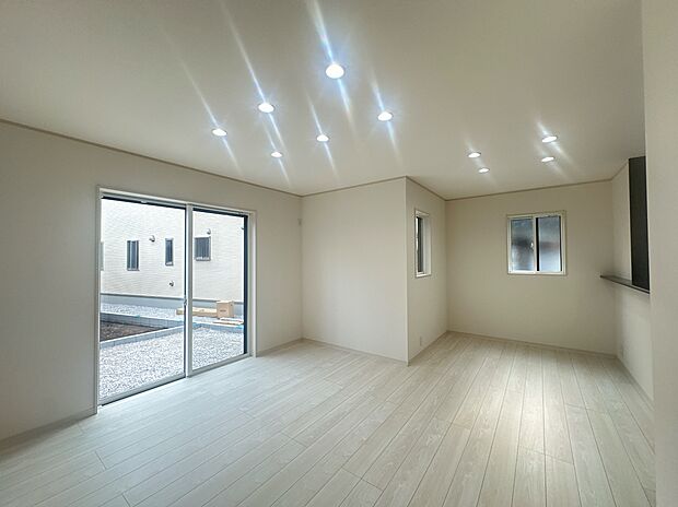 【7号棟：リビング】和室と続き間になった15.7帖のLDKは、南面の窓からの陽光がお部屋全体を明るく包み込み、ご家族のくつろぎの場所になります。