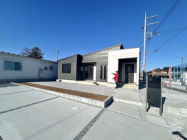 【6号棟　外観　2025年10月4日撮影】　チャコールとホワイトの2色の外壁でまとめた、シンプルモダンな外観です！まるで注文住宅のようなデザイン性溢れる外観デザインです！