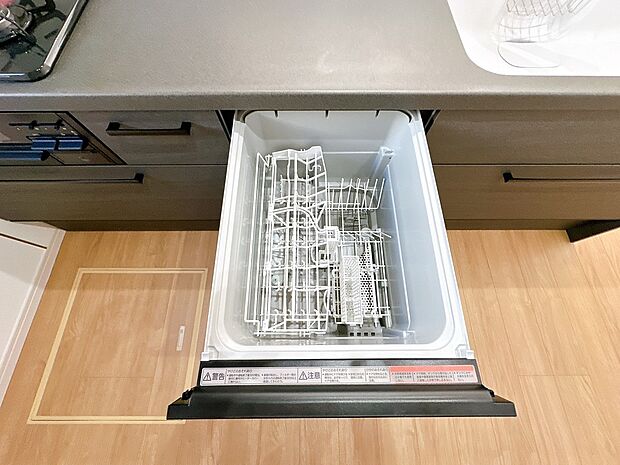 【１号棟：食器洗い乾燥機】キッチンと美しく一体化。手で洗うよりも節水になり、家事の負担も軽減できます。（※システムキッチン付属の設備です。各メーカーの仕様に準じます。）