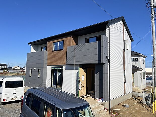 【11号棟　現地写真】シックで洗練された佇まいの一邸！シンプルな外観に、配置されたデザイン性の高い窓が魅力的です。植栽の緑等も映えるので、住んでからの楽しみがあります。