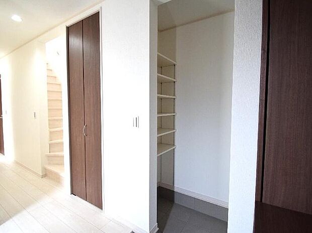 【2号棟　土間収納】
ベビーカーやゴルフバック、アウトドア用品などが収納でき、玄関をすっきり綺麗に保てます。