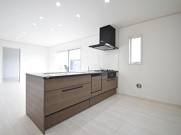 【2号棟　キッチン】
モダンなデザインのフルフラットキッチンです。
家事をしながらリビングにいる家族との会話を楽しめるのも魅力。食洗機付きで家事効率UP！