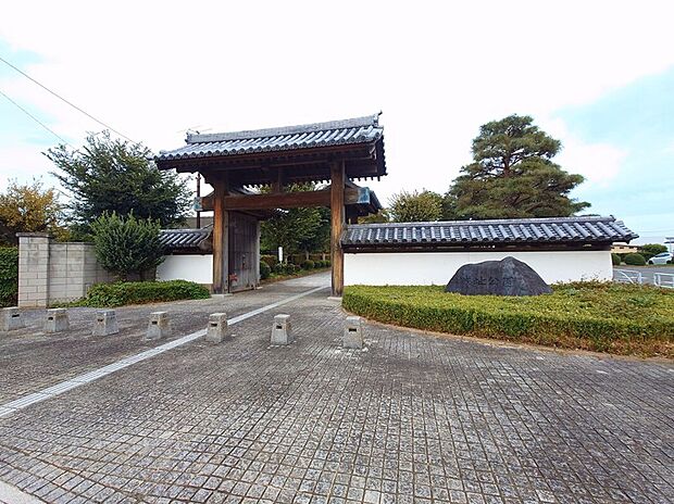 春には桜が美しい壬生町城址公園が徒歩圏内。自然を身近に感じられる環境で、四季の移ろいを楽しめます。