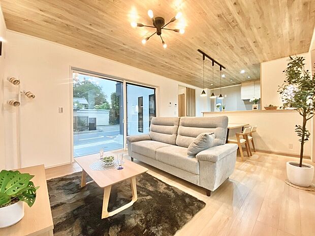 【8号棟　リビング】
明るく解放感あふれるリビングです。家具を置いてもゆとりあるスペースが保てます。ご家族でインテリアのレイアウトを考えるのも楽しみです※掲載写真内の家具調度品は価格に含まれません。