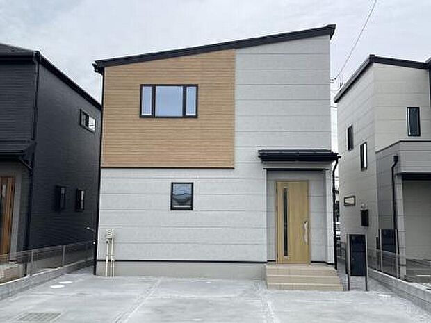 桶川下日出谷東３丁目　6区画　3号棟
淡いグレーにナチュラルウッドがアクセントになっている飽きの来ない建物です。