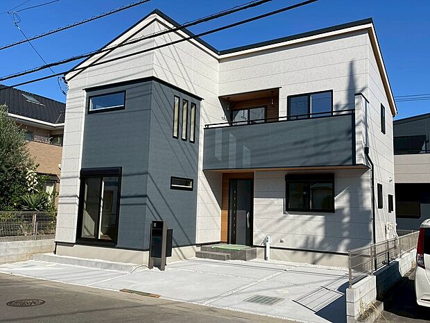 桶川下日出谷東３丁目　6区画　6号棟　
ライトグレーとディープブルーのL字型のおしゃれな建物です。　
　