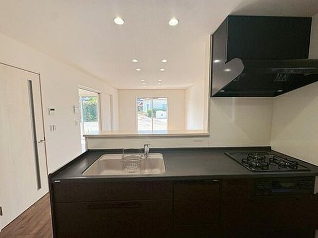 【5号棟　キッチン】
並んで調理できるシステムキッチンは、インテリアに合わせやすい人工大理石のワークトップを採用。食洗機付きで家事効率UP！