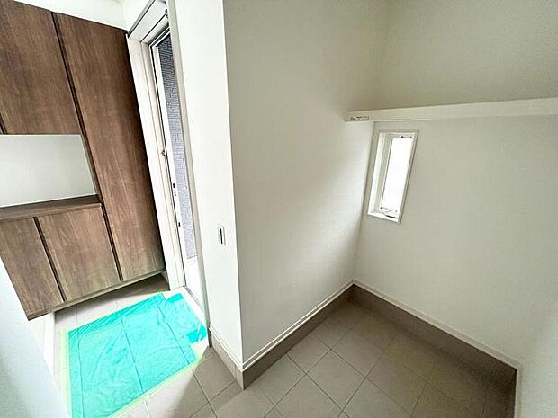 　　【2号棟　玄関】玄関には土間収納があり、外で使う物などすっきりと収まります！枕棚もありますので防災用品の収納にも便利です。