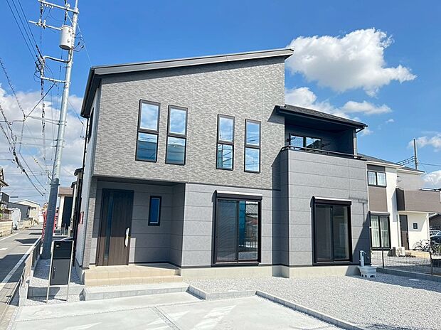 【 3号棟　外観】南側をダークグレーとブラックの2色でシックにまとめています。片流れの屋根が印象的なスタイリッシュなデザインとなっております。完成しました！いつでも内覧できます♪